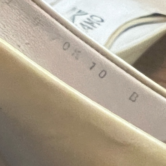 Salvatore Ferragamo Vara Bow logo round toe patent leather pumps beige - Picture 8 of 10